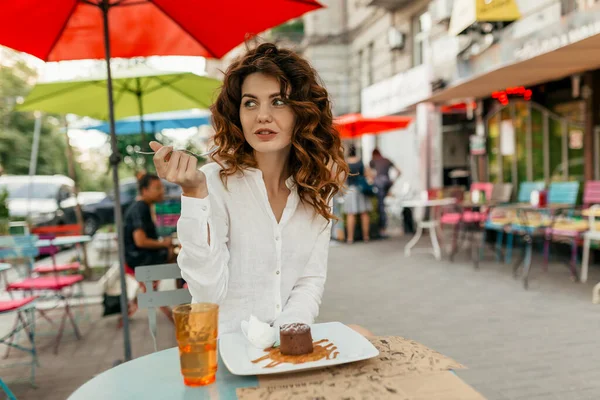 Wanita Cantik Menghabiskan Waktu Teras Musim Panas Wanita Muda Kaukasia — Stok Foto