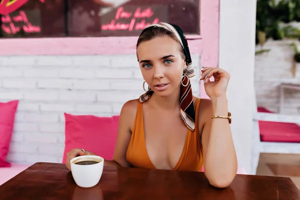 카페에 커피와 식사를 기다리는 카메라 앞에서 미소를 귀여운 여성의 사진을 — 스톡 사진
