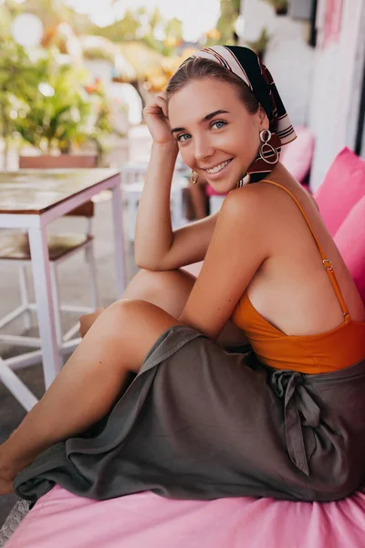 Imagen Una Mujer Adorable Sonriente Con Estilo Tocándose Pelo Posando — Foto de Stock