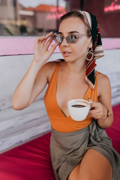 Mulher Elegante Adorável Óculos Sol Camiseta Laranja Saia Sentado Travesseiro — Fotografia de Stock