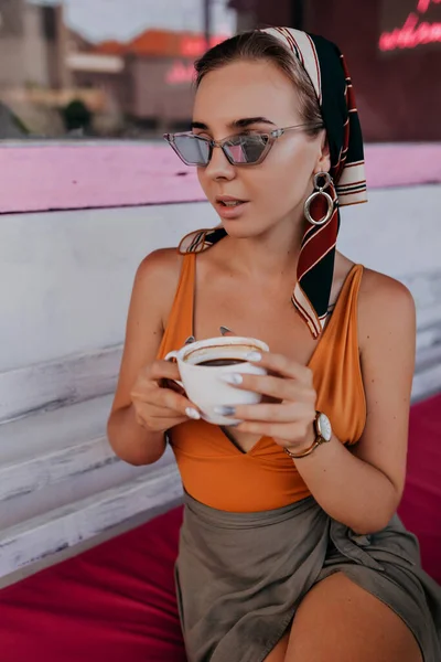 사랑스럽게 출신의 금발의 카페에 있습니다 여름에 위에서 커피를 마시며 선글라스를 — 스톡 사진
