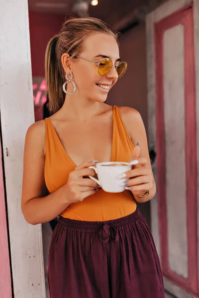 Schöne Charmante Blonde Mädchen Mit Wunderbarem Lächeln Trägt Orangefarbenes Shirt — Stockfoto