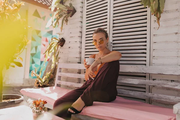 Moda Gözlüklü Şık Avrupalı Kadın Yaz Terasında Oturuyor Güneş Işığında — Stok fotoğraf