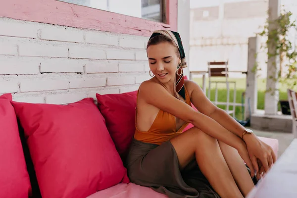 긍정적 귀여운 코카서스 야외에 식당에서 여름옷을 온라인 — 스톡 사진