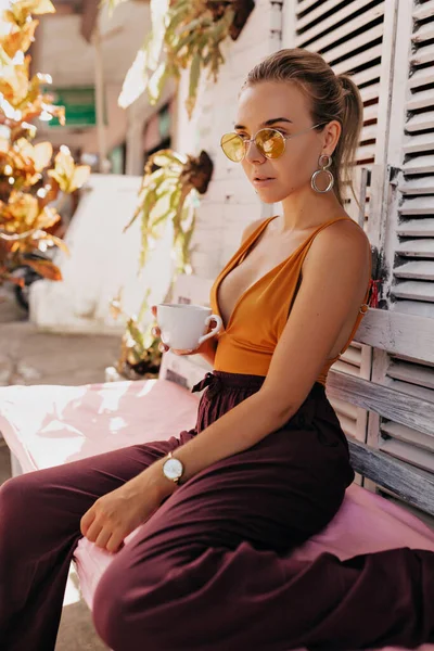Die Blonde Stylistin Trägt Ein Orangefarbenes Shirt Und Eine Braune — Stockfoto