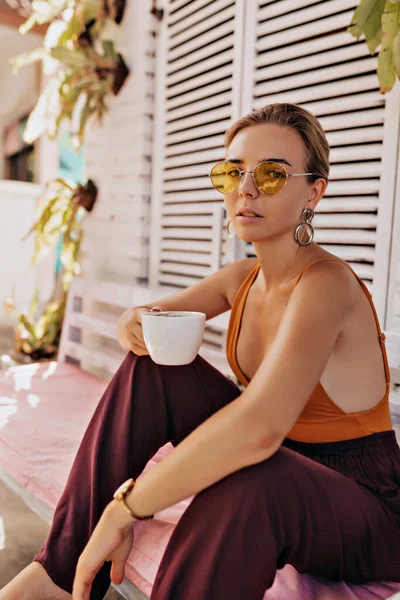 Güneş Gözlüklü Elinde Kahve Fincanı Olan Hoş Genç Bir Kadının — Stok fotoğraf