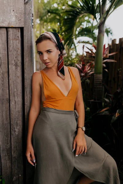 Adorabile Signora Cool Indossa Arancione Shirt Pantaloni Sciolti Scialle Sulla — Foto Stock