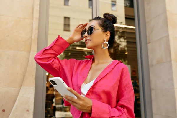 Charming Brunette Woman Sunglasses Wearing Pink Shirt Walking City Smartphone — Stok Foto