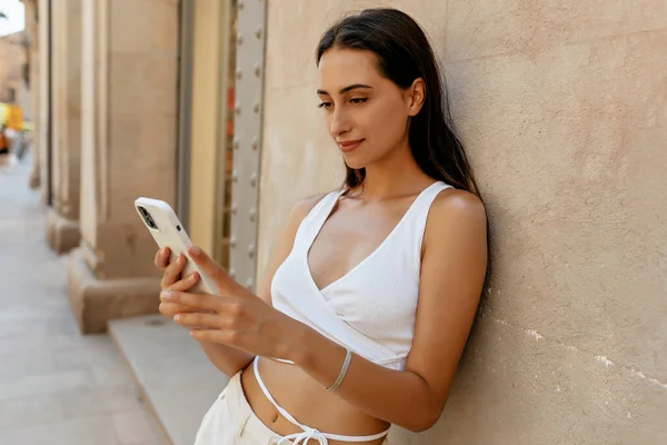 Beeld Van Mooie Brunette Vrouw Zoek Naar Smartphone Chatten Met — Stockfoto