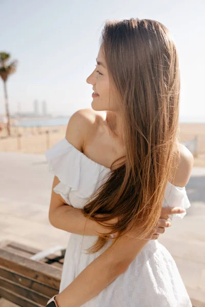 Potret Profil Wanita Berambut Panjang Yang Mengenakan Gaun Putih Dengan — Stok Foto