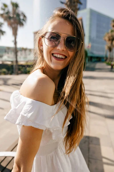 Tertawa Menawan Wanita Menggemaskan Dengan Senyum Bahagia Dengan Rambut Longgar — Stok Foto