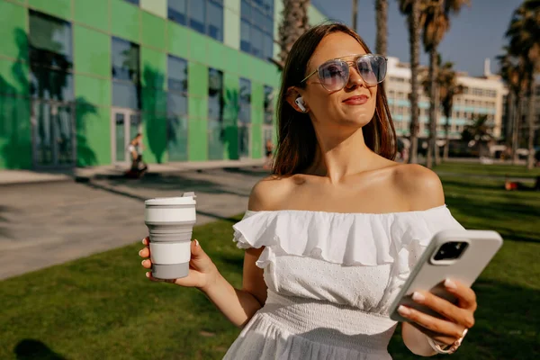 Moderne Stijlvolle Vrouw Met Een Zonnebril Houdt Koffie Smartphone Vast — Stockfoto