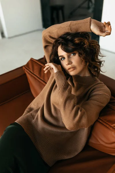 Retrato Cerca Una Joven Atractiva Con Rizos Con Suéter Posando — Foto de Stock
