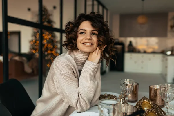 Wanita Cantik Yang Menawan Dengan Rambut Keriting Mengenakan Sweater Duduk — Stok Foto