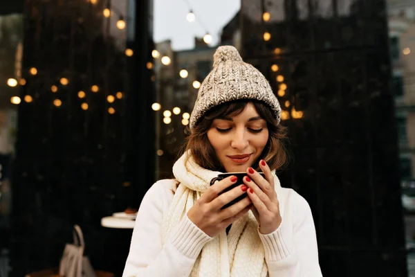 Close Portrait Sensitive Woman Selling Taste Fresh Coffee Outdoor Background — стоковое фото