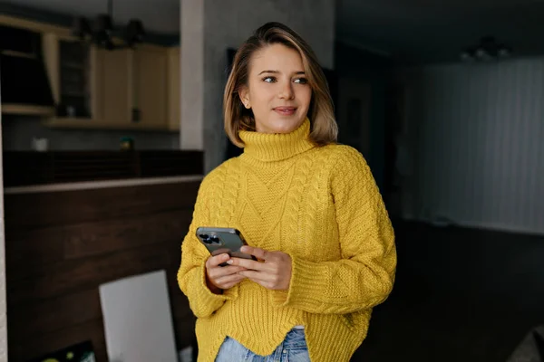 Elegan Cukup Menarik Gadis Dengan Rambut Pirang Pendek Mengenakan Sweater — Stok Foto