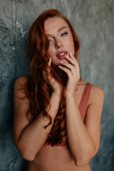 Привлекательная Нежная Европейская Женщина Длинными Волнистыми Рыжими Волосами Обнаженным Макияжем — стоковое фото