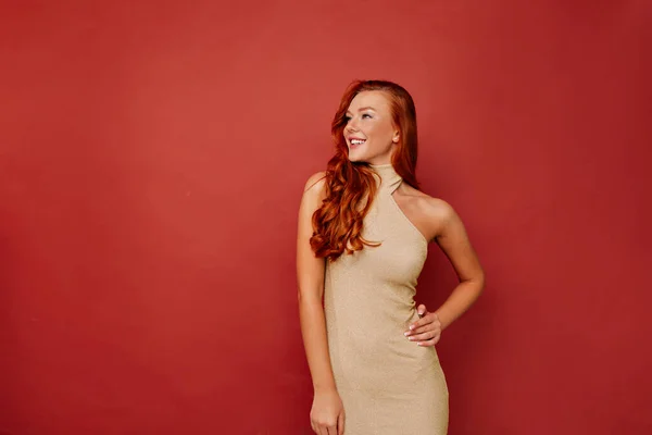 Inspiriertes Mädchen Stilvollem Elegantem Outfit Posiert Auf Rotem Hintergrund Studiofoto Stockfoto