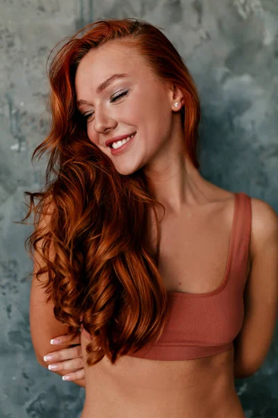 Чудова Стильна Чарівна Дама Довгим Хвилястим Червоним Волоссям Ідеальною Посмішкою Стокове Зображення