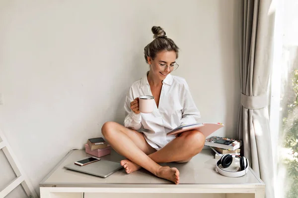 Nice Stylish Caucasian Woman Posing Looking Camera Sitting Table Legs — Stock Photo, Image