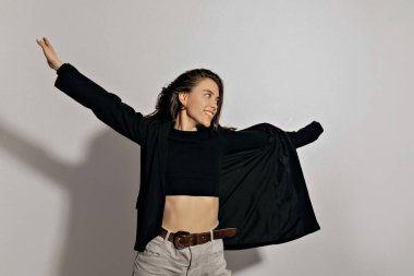 Heyecanlı, güzel, uçan saçları olan, el kaldıran, dans eden, izole edilmiş arka planda fotoğraf çekiminde eğlenen inanılmaz güzel kızlar.