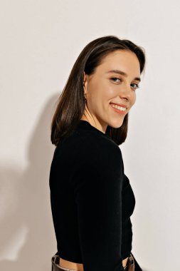 Açık tenli, çıplak ve kameraya poz veren romantik, sevimli kızlar izole edilmiş arka planda harika bir gülümsemeyle. Üstünü giyer. Güzellik konsepti 