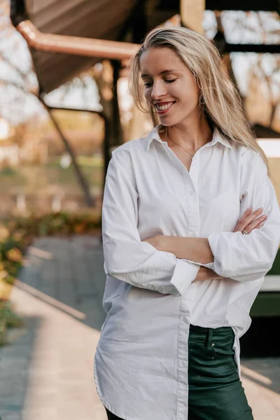 Menarik Menawan Wanita Cantik Dengan Senyum Bahagia Mengenakan Kemeja Putih — Stok Foto