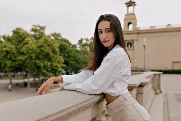 Charming Romantis Gadis Berambut Cokelat Kaukasia Mengenakan Kemeja Dan Celana — Stok Foto