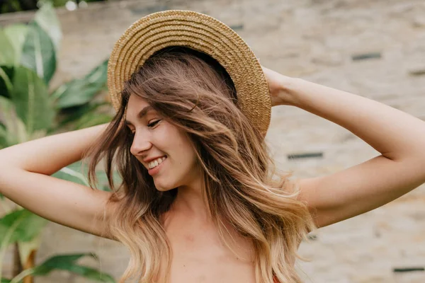 Memikat Wanita Bergaya Dengan Rambut Bergelombang Memakai Topi Adalah Bersenang — Stok Foto