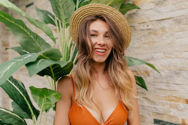 Feliz Sonriente Mujer Pelo Largo Top Naranja Sombrero Disfrutando Día — Foto de Stock