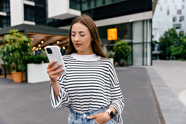 Gadis Eropa Muda Modern Dengan Smartphone Berdiri Jalan Brunette Memakai — Stok Foto