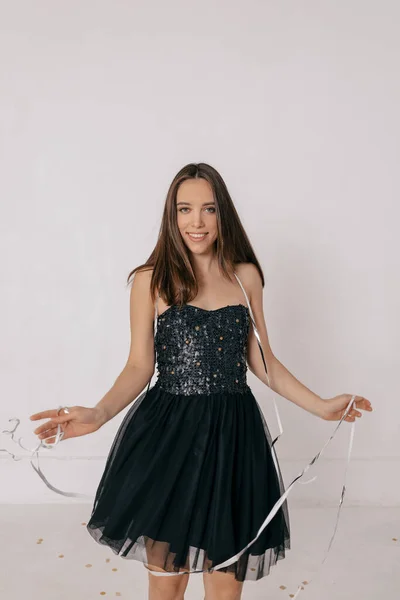 Menina Muito Caucasiana Está Dançando Fundo Isolado Vestido Festivo Morena Fotografia De Stock