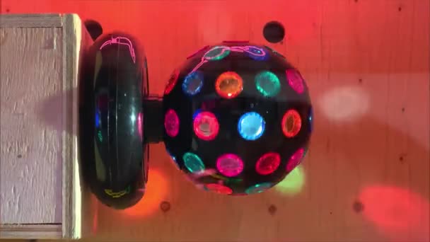 Rotind Mingea Disco Neon Strălucitoare Lumini Minge Disco Multi Colorată — Videoclip de stoc