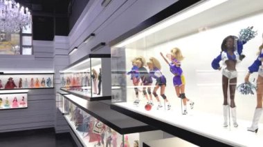 Şehir merkezindeki Les Cours Mont Royal 'da Barbie Fuarı, tarihin moda tarzı kıyafetleri. Barbie Dolls 'un büyük moda sergisi sergileniyor. Montreal, QC Kanada - 22 Ekim 2022. Yüksek kalite 4k