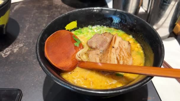 Ζουμερά Λαχταριστά Noodles Ράμεν Μαύρο Μπολ Στο Εστιατόριο Ιαπωνικό Και — Αρχείο Βίντεο