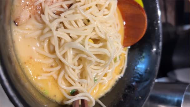 Jugosos Deliciosos Fideos Ramen Tazón Negro Restaurante Comida Tradicional Japonesa — Vídeos de Stock