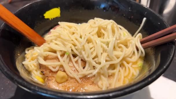Ζουμερά Λαχταριστά Noodles Ράμεν Μαύρο Μπολ Στο Εστιατόριο Ιαπωνικό Και — Αρχείο Βίντεο