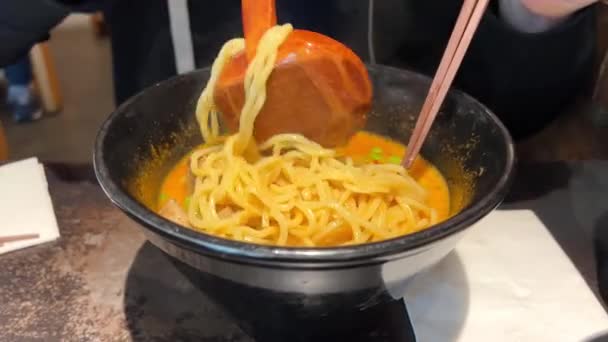 Soczyste Pyszne Makaron Ramen Czarnej Misce Restauracji Japoński Chiński Tradycyjny — Wideo stockowe