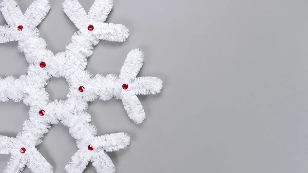 Gran Esponjoso Blanco Copo Nieve Decoración Navidad Sobre Fondo Gris —  Fotos de Stock