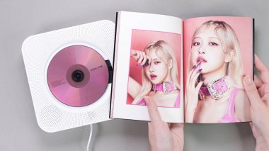 BlackPink BORN PINK 2. Albüm Gri 'de Rose' un fotografını tutan hayranlar. Pembe müzik CD 'si çalar. Güney Koreli kız grubu BlackPink. Mesaj için yer var. Gatineau, QC Kanada - 10 Kasım 2022.