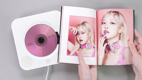 BlackPink BORN PINK 2. Albüm Gri 'de Rose' un fotografını tutan hayranlar. Pembe müzik CD 'si çalar. Güney Koreli kız grubu BlackPink. Mesaj için yer var. Gatineau, QC Kanada - 10 Kasım 2022.