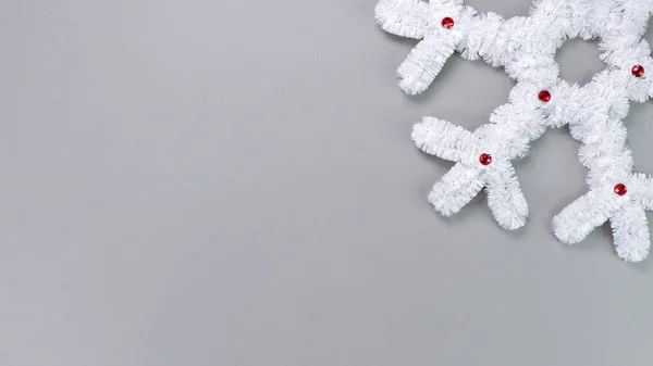 Decoración Navidad Copo Nieve Blanco Esponjoso Sobre Fondo Gris Concepto —  Fotos de Stock