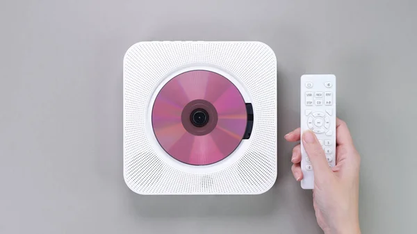Elegante Leitor Compacto Branco Portátil Com Disco Rosa Tocando Música — Fotografia de Stock