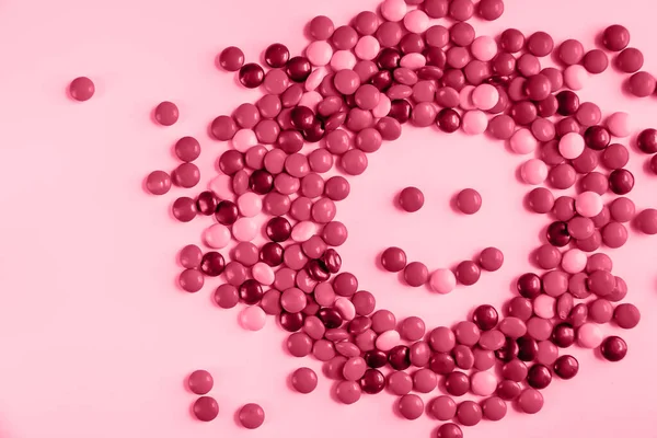 Kolor Roku 2023 Viva Magenta Obraz Happy Face Wykonane Słodyczy — Zdjęcie stockowe