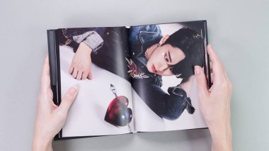 Serseri Çocuklar 'ın Mini Albüm' ü Grey 'in fotoğrafını tutuyor. Müzik CD 'si. Güney Koreli erkek grubu StrayKids. Mesaj için yer var. Gatineau, QC Kanada - 07 Aralık 2022.