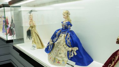 Şehir merkezindeki Les Cours Mont Royal 'da Barbie Fuarı, tarihin moda tarzı kıyafetleri. Barbie Dolls 'un büyük moda sergisi sergileniyor. Montreal, QC Kanada - 10.22.2022.