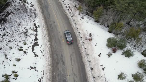 Вид Повітря Гірську Скручену Дорогу Взимку Водійський Автомобіль Сніговий Білий — стокове відео