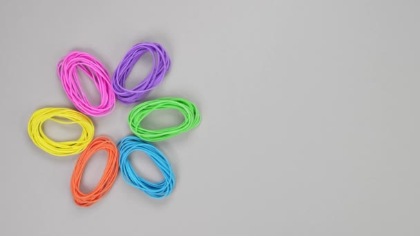 Rainbow Rubber Bands Shape Flower Grey Background Bright Flower Office — Vídeo de Stock