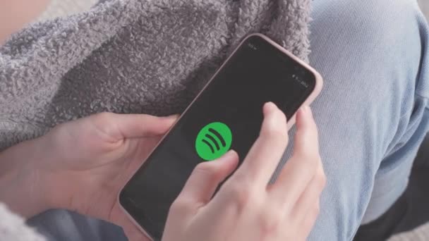 Teenager Κορίτσι Χρησιμοποιώντας Την Εφαρμογή Spotify Smartphone Τραγούδια Περιήγησης Τηλέφωνο — Αρχείο Βίντεο