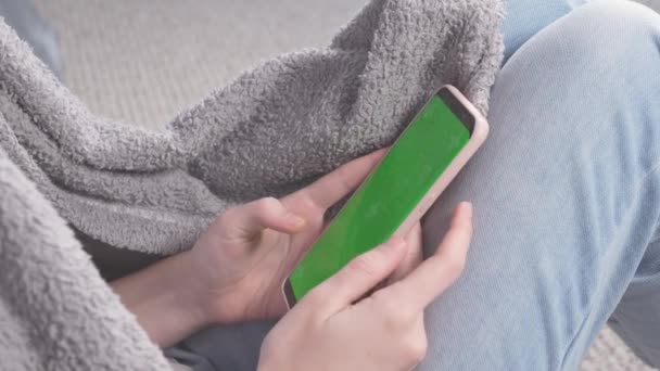 Teenager Girl Sliding Social Media Feed Phone Greenscreen Chroma Key — Vídeo de Stock